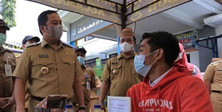 Wali Kota Tangerang Arief R Wismanyah mengimbau warga yang berstatus belum bekerja memanfaatkan bursa kerja (job fair) di tingkat kelurahan.