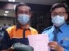  Petugas kebersihan atau cleaning service Bandara Soekarno-Hatta menemukan dompet milik penumpang pesawat yang tercecer.