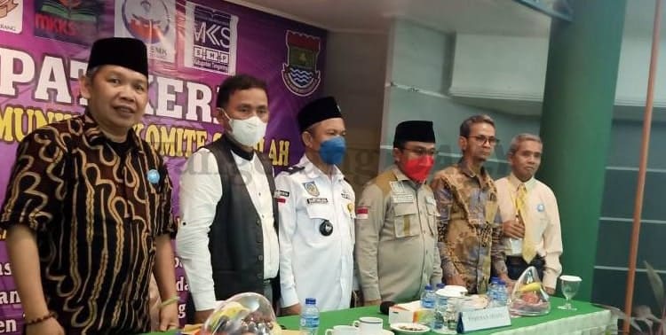 Ketua DPRD Kabupaten Tangerang, Kholid Ismail, menilai, keberadaan Forum Komunikasi Komite Sekolah (FKKS) Kabupaten Tangerang perlu didukung agar dapat menunjang Komite Sekolah dalam memajukan mutu pendidikan.