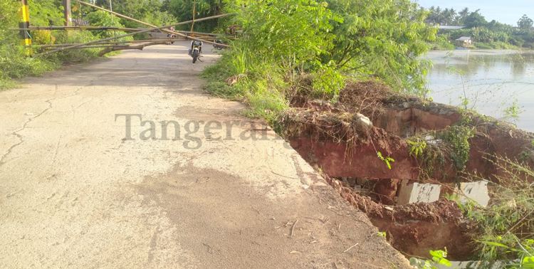 Pemkab Tangerang memastikan perbaikan Jalan Raya Tanjung Burung yang mengalami longsor tiga kali akan diperbaiki total pada awal 2022.