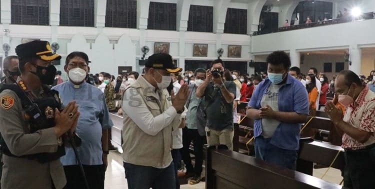 Bupati Tangerang Ahmed Zaki Iskandar dan Kapolresta Tangerang Kombes Wahyu Sri Bintoro meninjau pelaksanaan Misa Natal di Gereja Santa Odelia