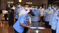 Kementerian Hukum dan HAM mencopot Kakanwil Banten Agus Thoyib dan Pelaksana harian Kalapas Kelas I A Tangerang Nirhono Jatmokoadi.