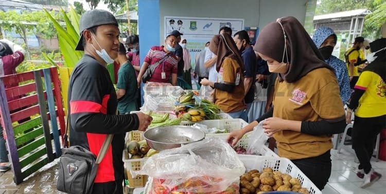 Setelah tutup dengan waktu yang cukup lama akibat pandemi Covid-19, Pasar Lingkungan Nambo Jaya, Kecamatan Karawaci kembali buka