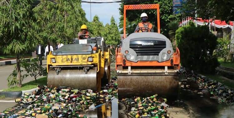 Polda Banten memusnahkan 22.927 botol minuman keras (miras) hasil operasi pekat maung 2021 sejak 14 Desember 2021 hingga 22 Desember 2021