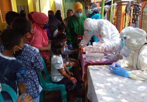 Satuan Tugas Covid-19 Kabupaten Tangerang meningkatkan intensitas pemeriksaan melalui cek rapid antigen, terutama bagi warga yang baru saja ...