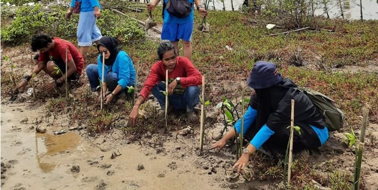 Berbagai komunitas pecinta alam di Kabupaten Tangerang menanam pohon mangrove di pantai Pulo Cangkir, Kecamatan Kronjo, Kabupaten Tangerang