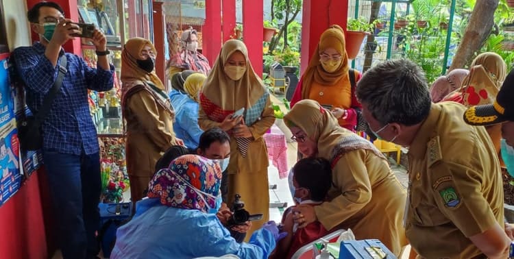 Pemkot Tangerang menargetkan 186 ribu sasaran vaksinasi Covid-19 untuk anak usia 6-11 tahun. Vaksinasi mulai berlangsung hari ini