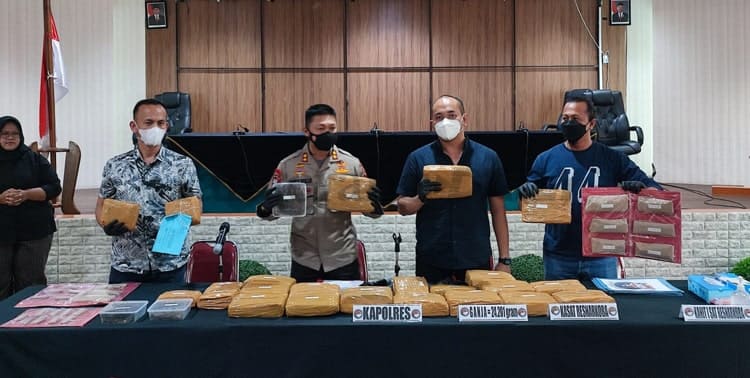 Satuan Reserse Kriminal (Satreskrim) Polres Tangerang Selatan (Tangsel) berhasil menggagalkan peredaran narkotika jenis ganja. 24 kilogram ganja diamankan dari pengedar.