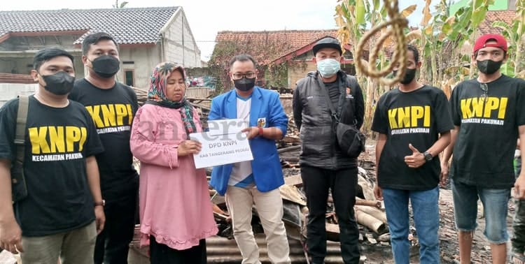 Pengurus DPD KNPI Kabupaten Tangerang menyambangi kediaman korban kebakaran di Kampung Plonco Sebrang, RT 04/04, Desa Bonisari, Kecamatan Pakuhaji, Kabupaten Tangerang.