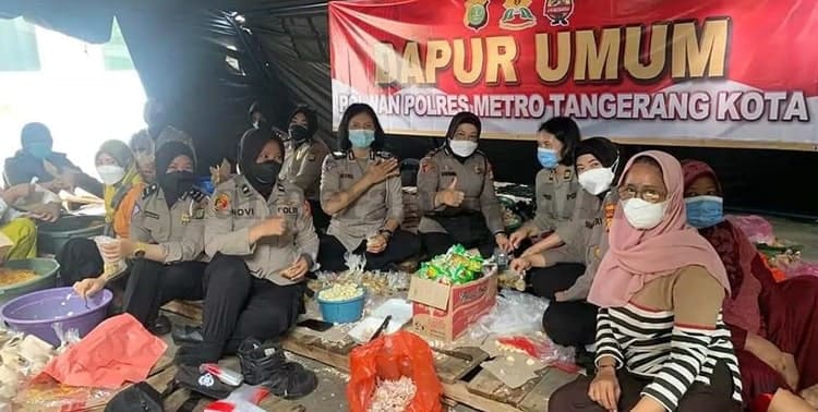 Polres Metro Tangerang mendirikan dapur umum di lokasi banjir di Kampung Sungai Turi, Kecamatan Pakuhaji Kabupaten Tangerang, Kamis 20 Januari 2022.