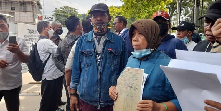Ratusan warga Pondok Jaya, Kecamatan Pondok Aren, Kota Tangerang Selatan memblokade akses jalan lingkar Bintaro Jaya Xchange, Kamis 27 Januari 2022.