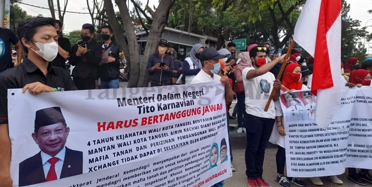 Ratusan warga Pondok Jaya, Kecamatan Pondok Aren, Kota Tangerang Selatan memblokade akses jalan lingkar Bintaro Jaya Xchange, Kamis 27 Januari 2022.