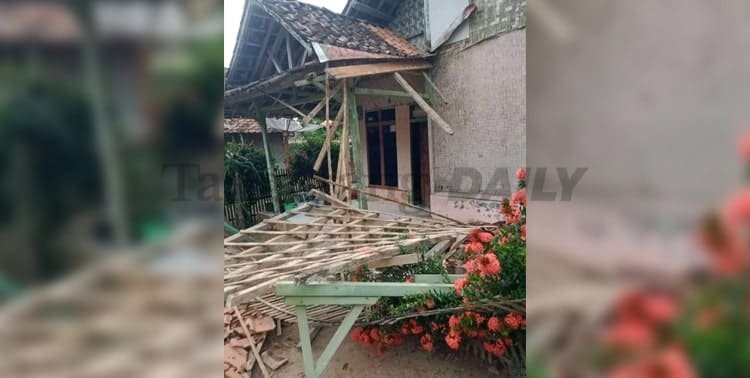 Sebanyak 60 bangunan rusak tersebar di 19 Kecamatan di Kabupaten Pandeglang dampak gempa bermagnitudo 6,7 yang mengguncang Barat Daya Sumur, Jumat petang kemarin.