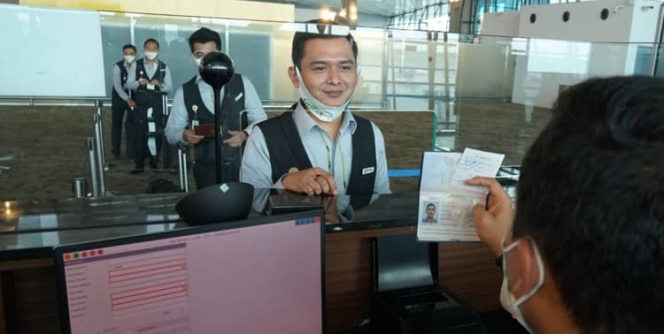 Imigrasi Bandara Soekarno-Hatta hingga kini masih melakukan pemeriksaan intensif terhadap dua orang WNA Cina kru alat angkut CP Airlines.