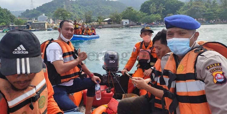 Polda Banten bersama Tim SAR saat ini masih melakukan pencarian Muhammad Rama (18), korban kecelakaan laut yang jatuh dari kapal KM Suki-2