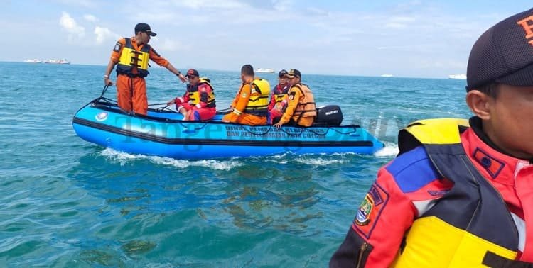 Personel Longmat/SAR Ditpolairud Polda Banten bersama unsur SAR hingga saat ini masih melakukan penyisiran untuk mencari Muhammad Rama (18), seorang penumpang kapal KM BSP 1 yang terjatuh.