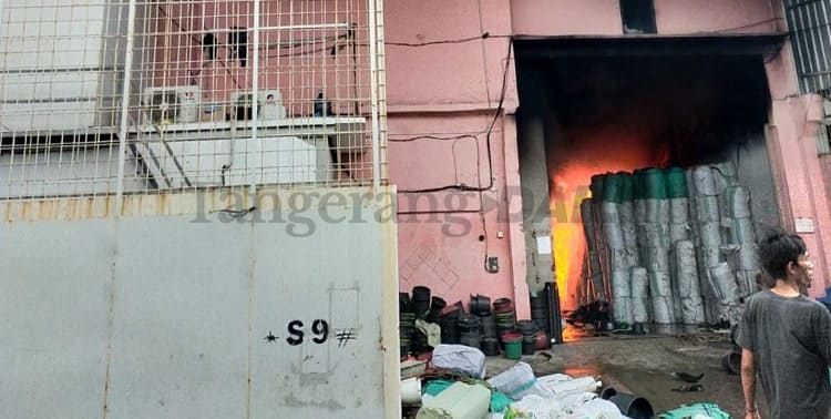 Tempat produksi dan penyimpanan ember plastik di Pergudangan Pantai Indah Dadap, Kecamatan Kosambi, Kabupaten Tangerang, ludes terbakar, Minggu, 9 Januari 2022.