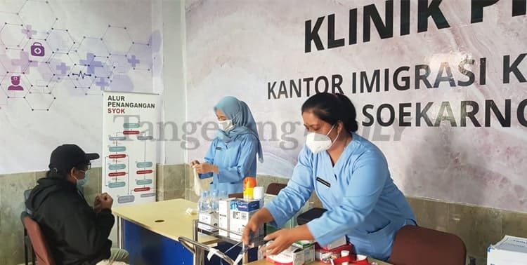 Kantor Imigrasi Kelas I Khusus Bandara Soekarno-Hatta memberikan layanan kesehatan secara cuma-cuma alias gratis kepada pengguna jasa keimigrasian seperti pemohon paspor dan izin tinggal keimigrasian.