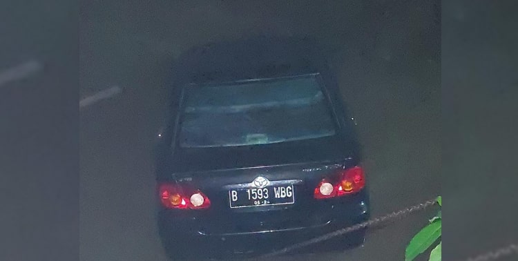 Sebuah mobil terjun ke sungai di Jalan Cireundeu Permai, Gang Lembah 1 RT 02/12, Cirendeu, Ciputat Timur, Tangerang Selatan, Kamis malam 27 Januari 2021.