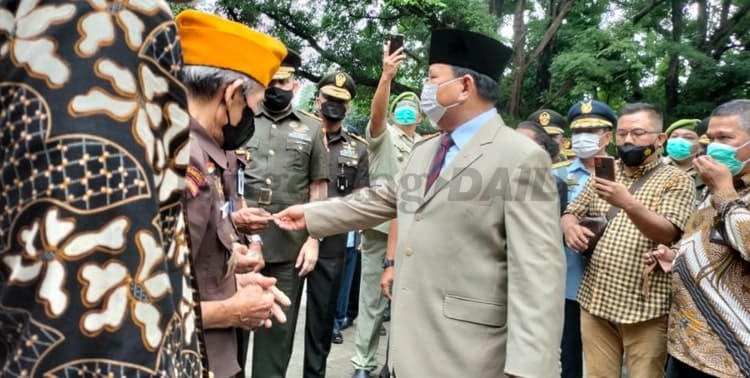 Menteri Pertahanan Republik Indonesia, Prabowo Subianto mengunjuni Taman Makam Pahlawan (TMP) Taruna, Kota Tangerang, Rabu 26 Januari 2022.