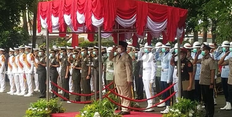 Menteri Pertahanan Republik Indonesia, Prabowo Subianto mengunjuni Taman Makam Pahlawan (TMP) Taruna, Kota Tangerang, Rabu 26 Januari 2022.