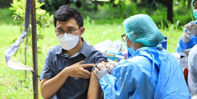 Puskesmas Poris Plawad menggelar vaksinasi dosis tiga atau booster dengan suasana hutan kota. Hal tersebut sebagai upaya untuk bersama-sama memerangi Covid-19 dan membentuk herd immunity. 