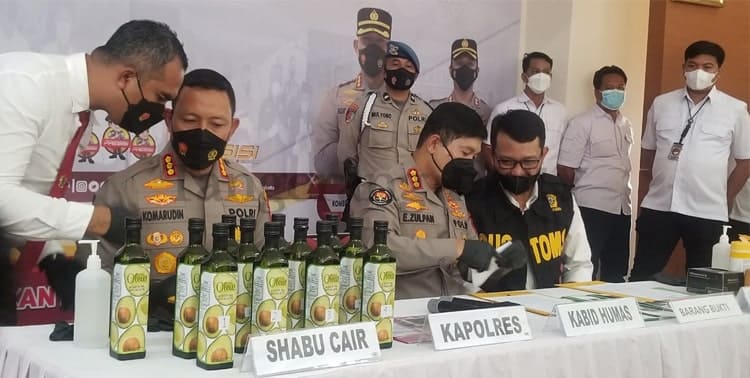 Polres Metro Tangerang mengagalkan peredaran narkotika jenis sabu cair di kawasan Cengkareng, Jakarta Barat. Barang haram sebanyak empat liter  itu diimpor dari Meksiko.