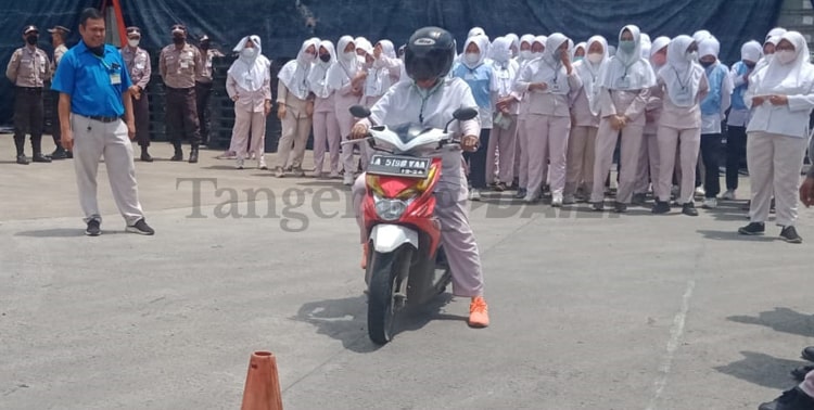 Angka kecelakaan lalu lintas (Laka Lantas) di wilayah hukum Polresta Tangerang masih terbilang tinggi. Penyuluhan Etika Berlalu Lintas dan Safety Riding pun terus dilakukan.