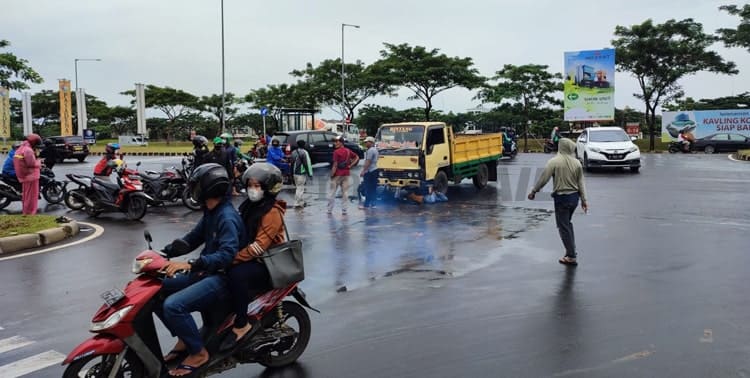 Seorang pemotor nyaris terlindas truk di Jalan Boulevard Raya Gading Serpong. Kecamatan Kelapa Dua, Kabupaten Tangerang, Kamis 20 Januari 2022.