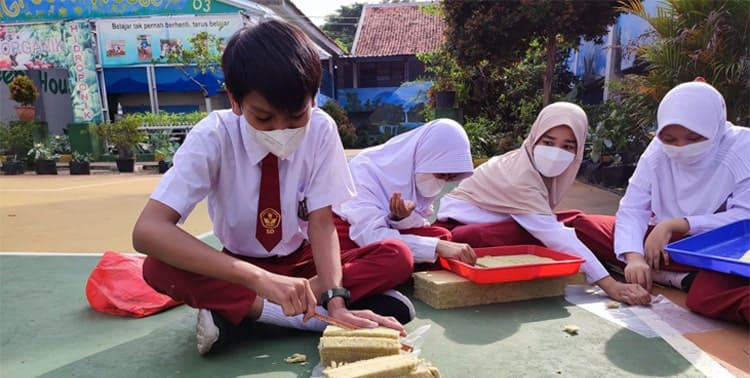 Sekolah Dasar Negeri (SDN) 03 Rawa Buntu, Tangerang Selatan, membekali siswanya keterampilan bercocok tanam dengan metode hidroponik.