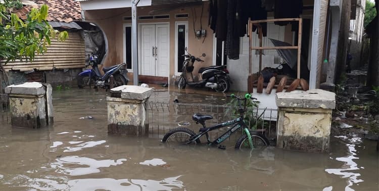 Hujan yang mengguyur Kota Tangerang menyebabkan sebagian wilayah tergenang air. Seperti di Kampung Rawa Bamban, Jurumudi Baru, Benda.