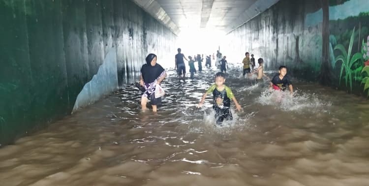 Banjir di sekitar  Jalan Abdul Rahman Saleh, Kelurahan Jurumudi, Kecamatan Benda, Kota Tangerang, hingga saat ini belum surut.