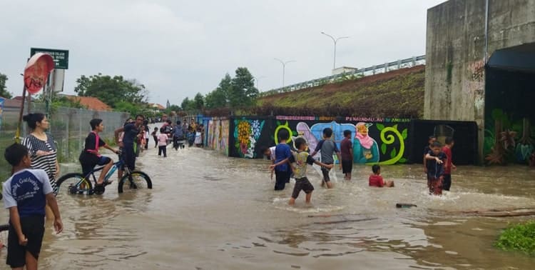 Wakil Wali Kota Tangerang Sachrudin mengatakan banjir yang terjadi di sejumlah titik di Kecamatan Benda disebabkan kondisi saluran air yang berada di bawah Tol JORR II tidak memadai untuk menampung debit air saat turun hujan.