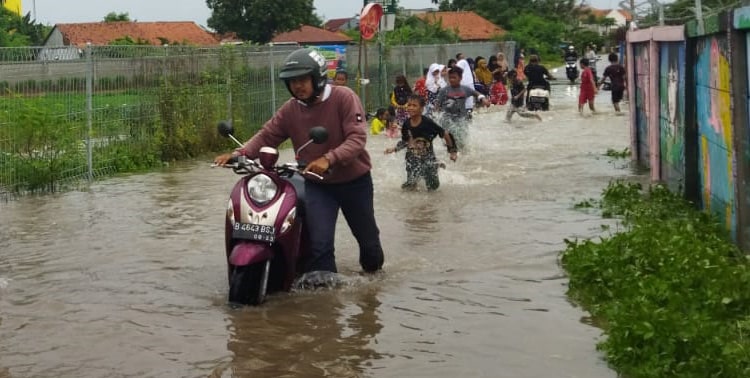 Terowongan Tol JORR II di Jalan KH. Mukmin, Kelurahan Belendung, Kecamatan Benda, Kota Tangerang tergenang air setinggi lutut orang dewasa