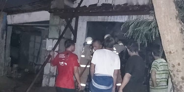 Kebakaran hebat terjadi di kampung Cadangan, RT 05/01, Desa Karet, Kecamatan Sepatan, Kabupaten Tangerang, Minggu malam 16 Januari 2021.