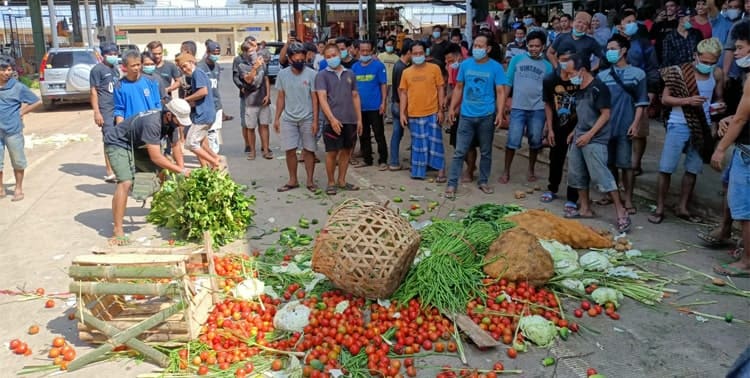 Pedagang Pasar Induk Jatiuwung, Kota Tangerang mengeluh lantaran sepi pembeli sejak pasar yang berada di Jatake ini diresmikan