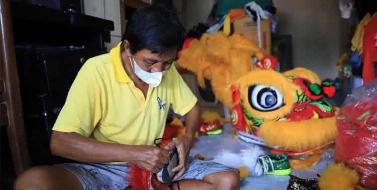 Perajin topeng barongsai di Kota Tangerang mengeluhkan menurunnya omzet sejak pandemi Covid-19 melanda. Bahkan para perajin usahanya merugi.