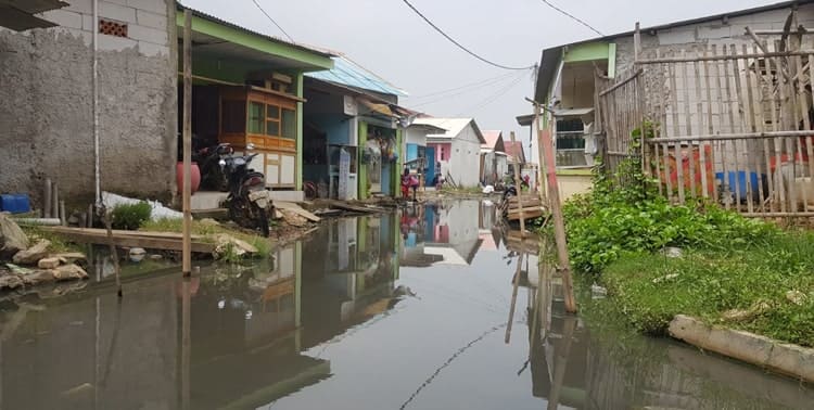 Kepala Puskesmas Tegalangus dokter Allan Sartana mengatakan penyakit kulit paling banyak dikeluhkan warga Kampung Gaga, Desa Tanjung Pasir yang terendam banjir sejak tiga bulan terakhir ini.