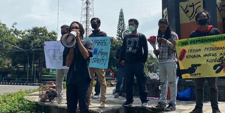 Puluhan aktivis lintas organisasi melakukan aksi damai atas peristiwa tak manusiawi yang terjadi di Desa Wadas, Kecamatan Bener, Kabupaten Purworejo, Jawa Tengah dan Kabupaten Parigi Moutong, Sulawesi Tengah.