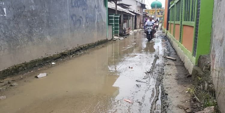 Pemerintah Kabupaten Tangerang mengakui banjir berkepanjangan di Kampung Gaga, Desa Tanjung Pasir, Kecamatan Teluknaga dampak dari masifnya  pembangunan yang dilakukan pengembang Agung Sedayu di kawasan PIK 3. "Kawasan tersebut memang sudah menjadi milik pengembang (Agung Sedayu) yang kini sedang membangun kawasan PIK 3," kata Kepala Dinas Bina Marga dan Sumber Air Kabupaten Tangerang Slamet Budi Mulyanto, Kamis 17 Februari 2022.