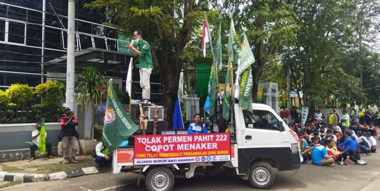 Gugat Permenaker, Buruh Di Tangerang Demo Kantor BPJS Ketenagakerjaan