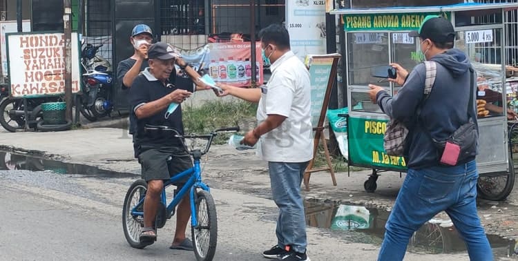 Organisasi wartawan di Kabupaten Tangerang menggelar gebrak masker di kawasan Kelapa Dua, Kabupaten Tangerang, Rabu 9 Februari 2022.