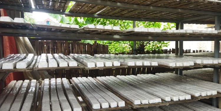 Produsen tempe di Kota Tangerang mulai menaikkan harga jual setelah melakukan mogok produksi selama tiga hari mogok produksi karena tingginya harga bahan baku kedelai impor.