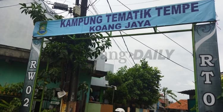 Produsen tempe di Kota Tangerang mulai menaikkan harga jual setelah melakukan mogok produksi selama tiga hari mogok produksi karena tingginya harga bahan baku kedelai impor.