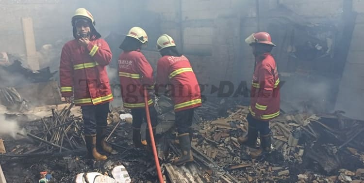 Kebakaran menghanguskan lapak barang bekas di jalan Kemiri 8, RT 01 RW 02, Pondok Cabe, Pamulang, Kota Tangerang Selatan, Jumat 4 Februari 2022.