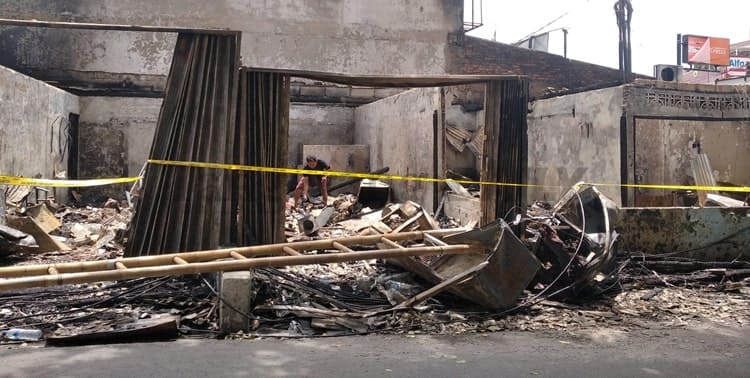 Sebanyak lima Toko di Jalan Jurang Mangu Barat, Pondok Aren, Kota Tangerang Selatan, hangus terbakar, Selasa 22 Februari 2022.