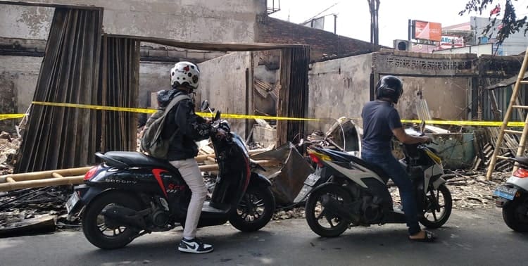 Sebanyak lima Toko di Jalan Jurang Mangu Barat, Pondok Aren, Kota Tangerang Selatan, hangus terbakar, Selasa 22 Februari 2022.