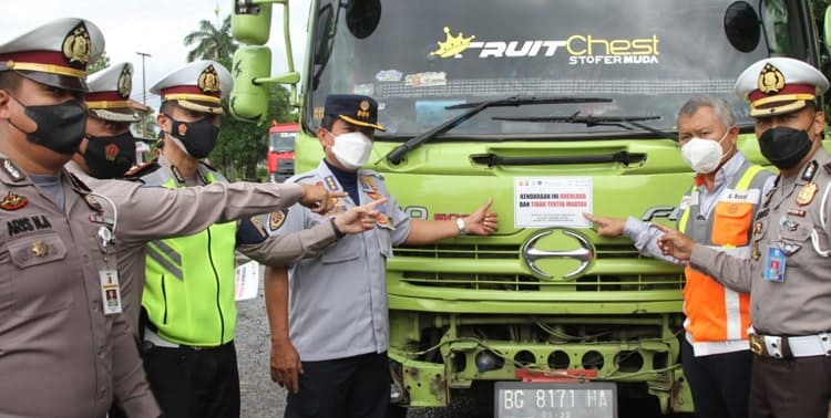 Direktur Astra Tol Tangerang-Merak, Adhi Resza mengatakan tingkat kepatuhan Kendaraan Angkutan Barang (KAB) yang merupakan kendaraan overdimension dan overload (ODOL) di tol Tangerang-Merak masih rendah.