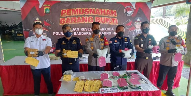 Sebanyak 14.874 gram atau kurang lebih 14,8 kilogram narkotika jenis Sabu dan 27 butir pil happy five dimusnahkan Polres Bandara Soekarno-Hatta, Jumat 18 Februari 2022.