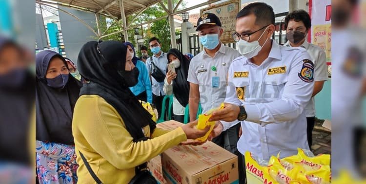 Pemerintah Kota Tangerang Selatan (Tangsel) kembali untuk kedua kalinya menggelar operasi minyak goreng murah, kali ini di wilayah Serpong Utara (Serut) Kota Tangsel, Rabu 9 Februari 2022.